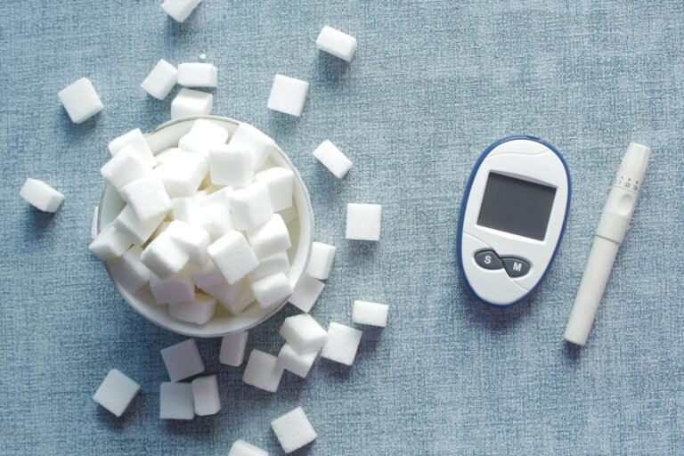 diabète EHPAD séniors Un proche diabétique entre en établissement : ce qu’il faut vérifier avant (soins infirmiers, injections, repas adaptés)